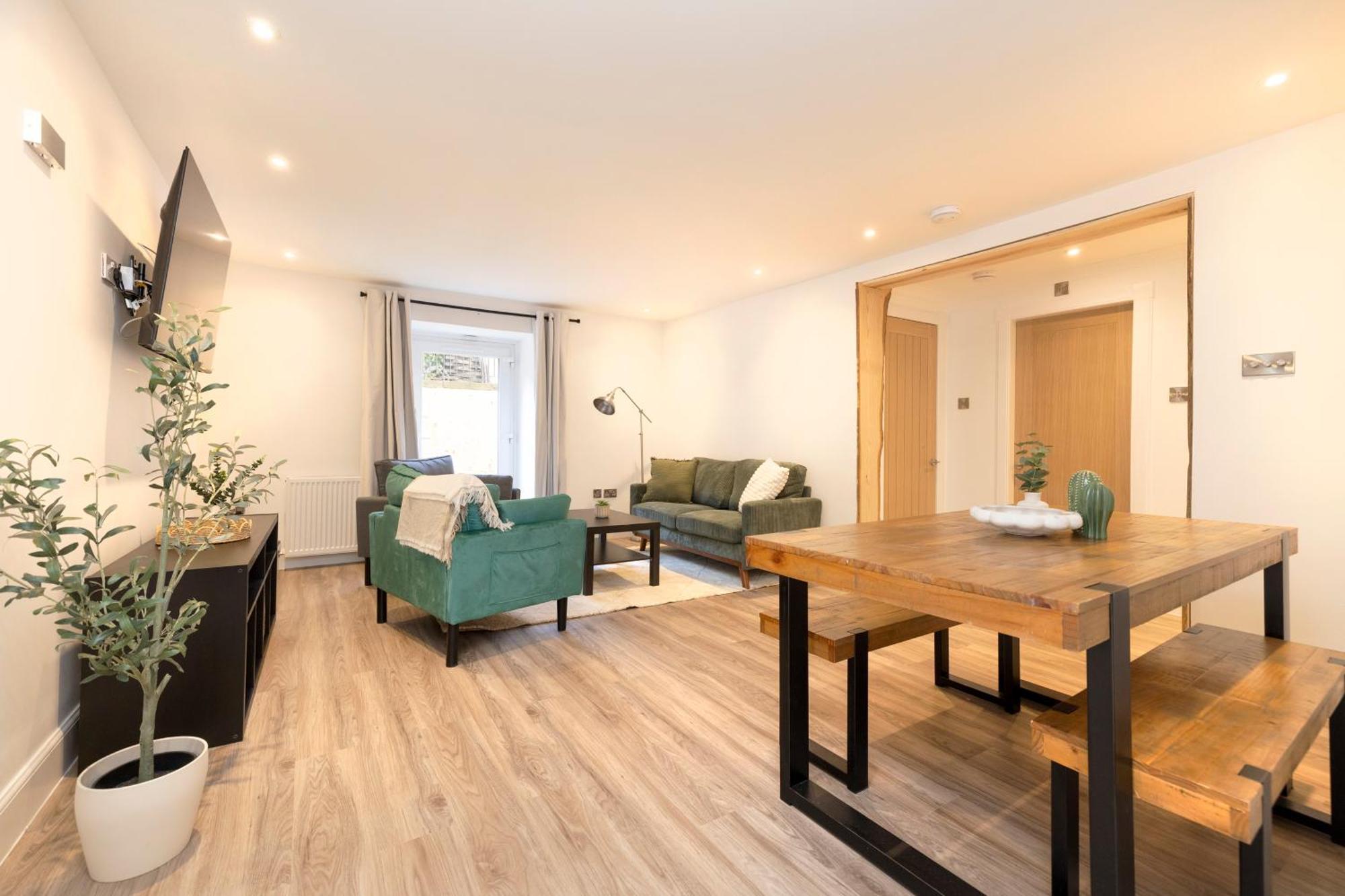Joivy 3Br Flat In Haymarket With Free Parking EDI Exterior photo