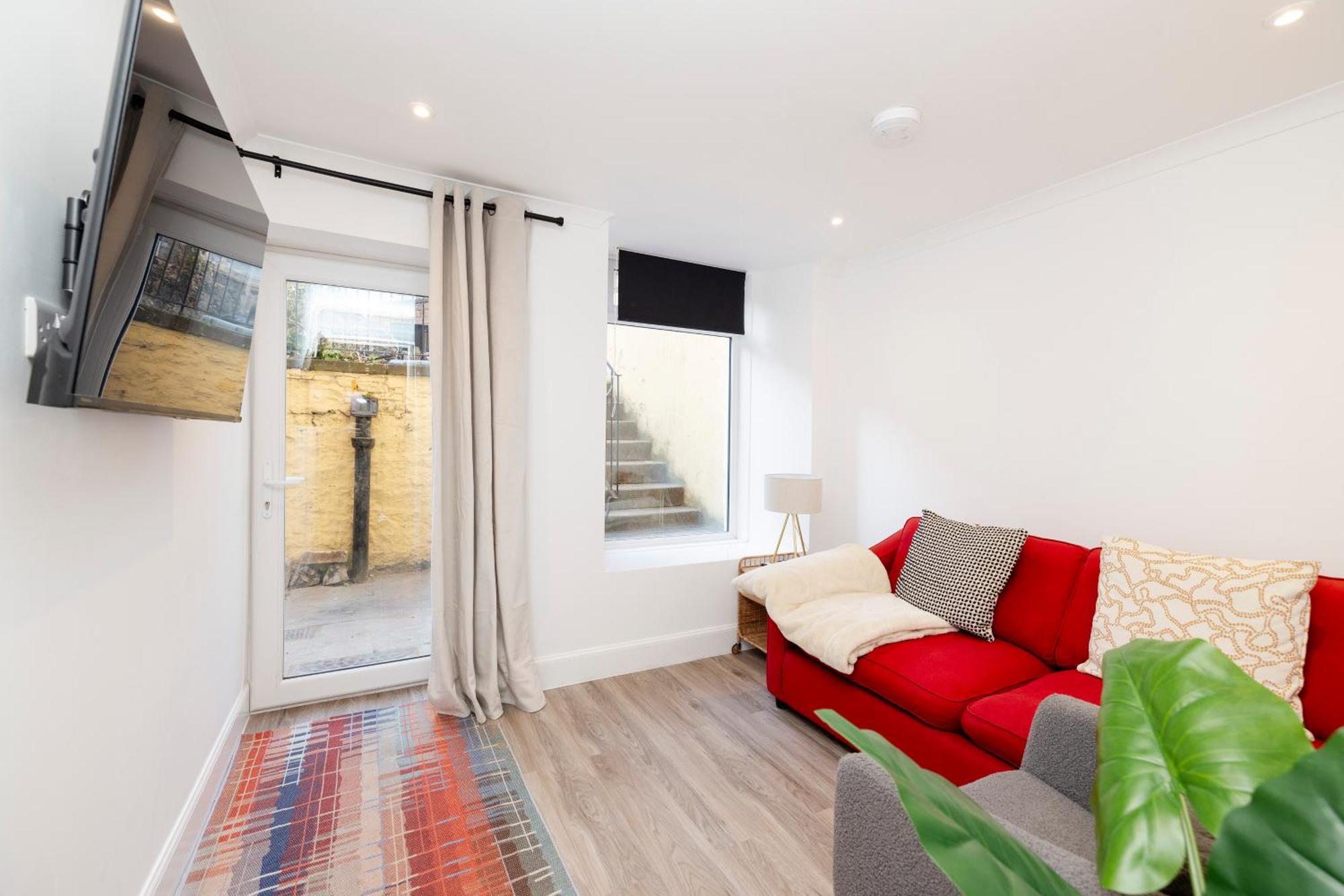 Joivy 3Br Flat In Haymarket With Free Parking EDI Exterior photo