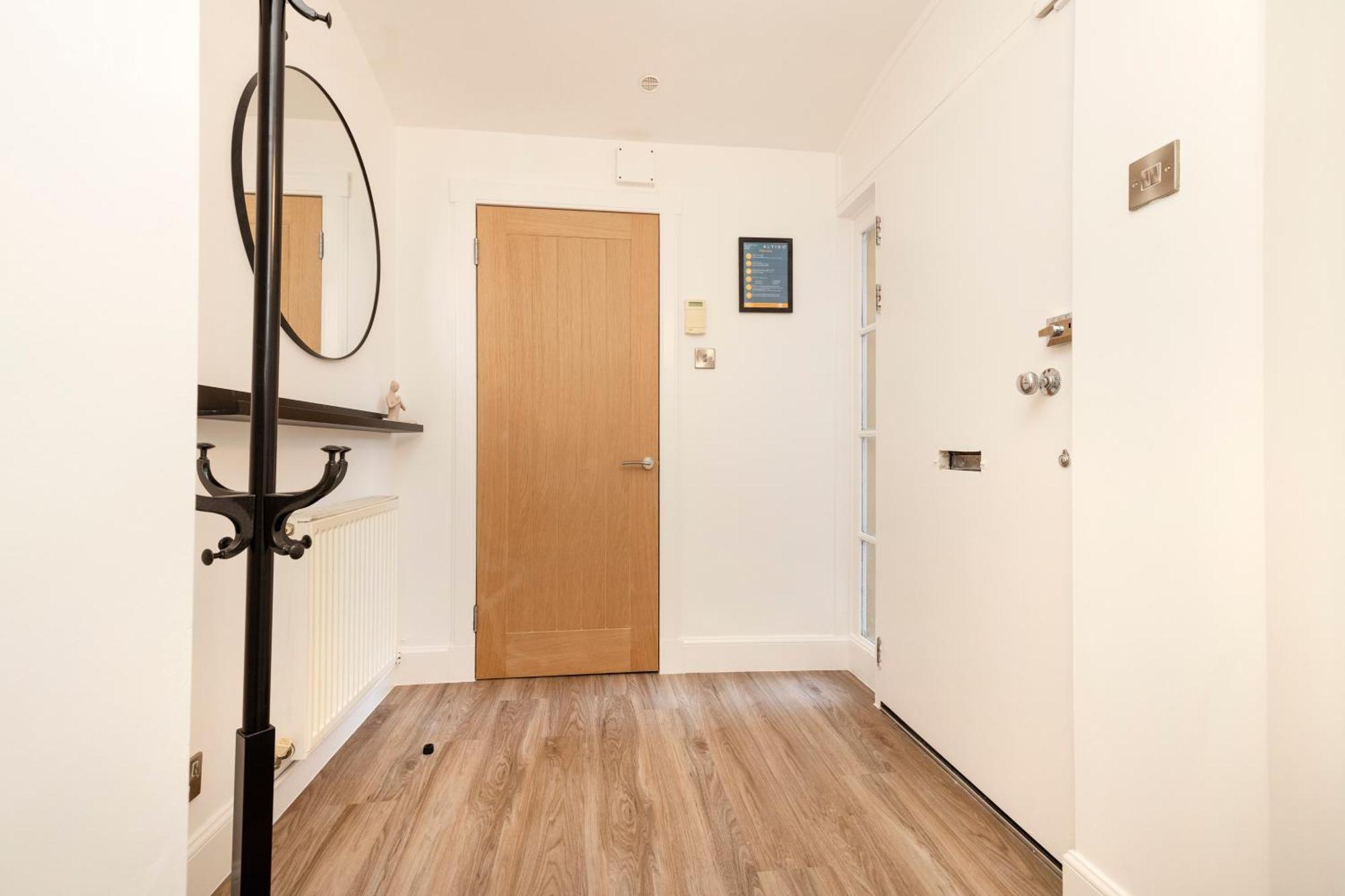Joivy 3Br Flat In Haymarket With Free Parking EDI Exterior photo