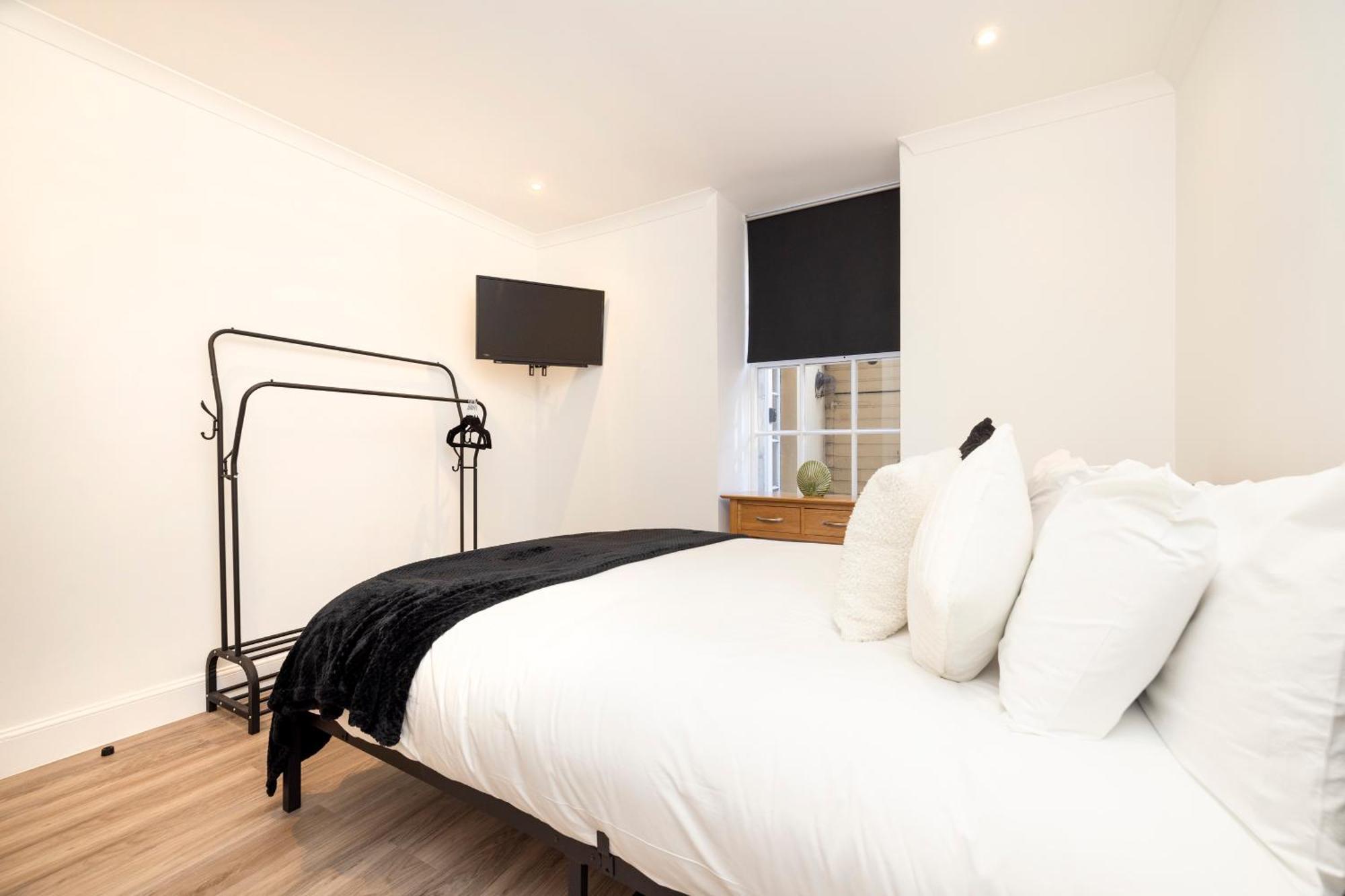 Joivy 3Br Flat In Haymarket With Free Parking EDI Exterior photo