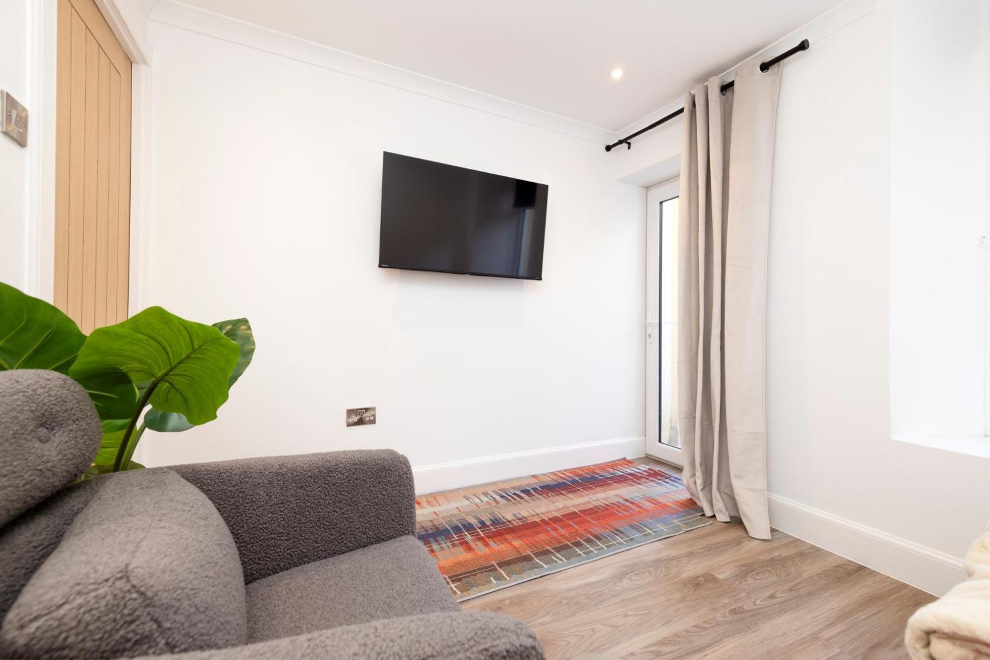 Joivy 3Br Flat In Haymarket With Free Parking EDI Exterior photo