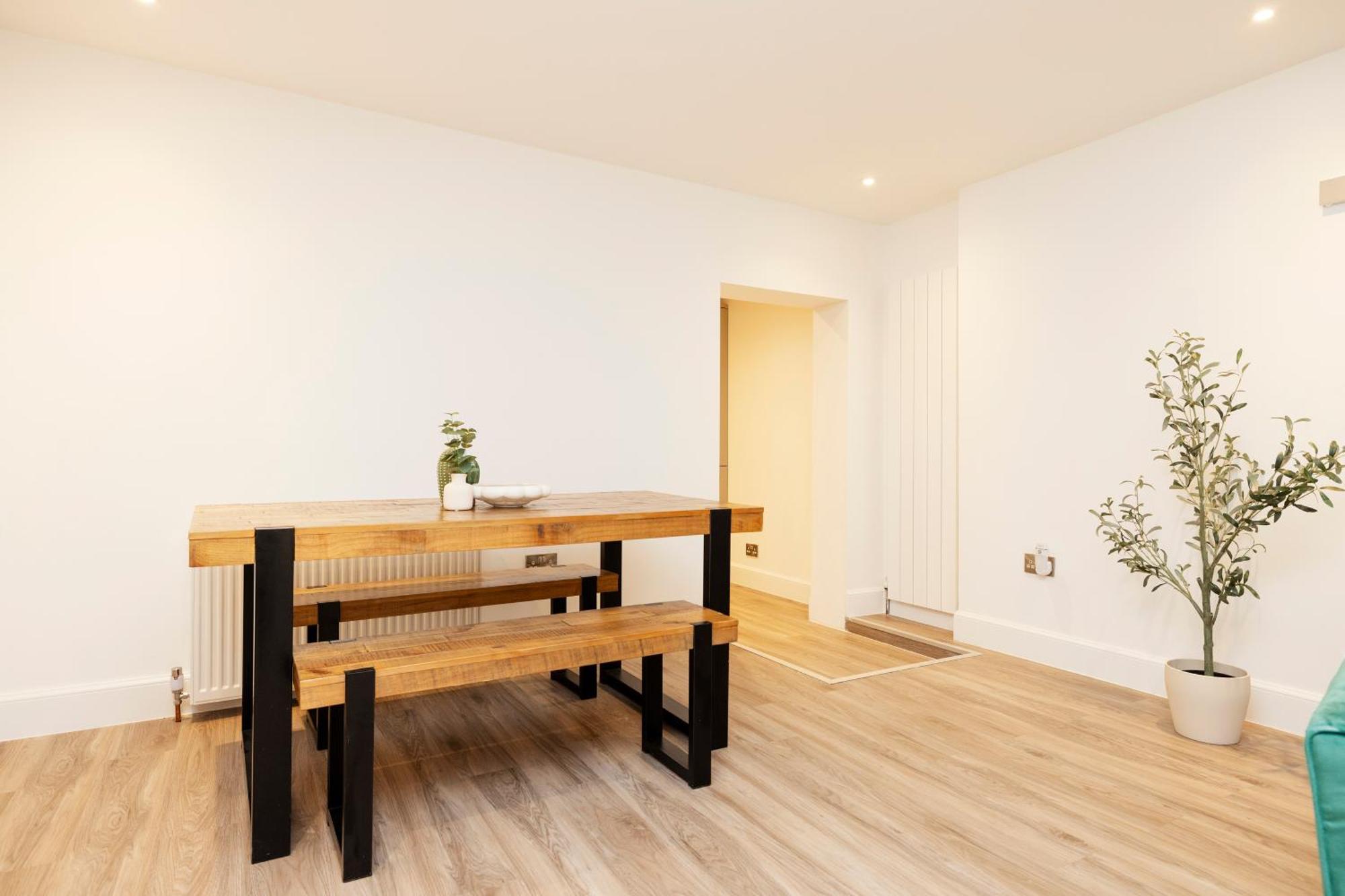 Joivy 3Br Flat In Haymarket With Free Parking EDI Exterior photo