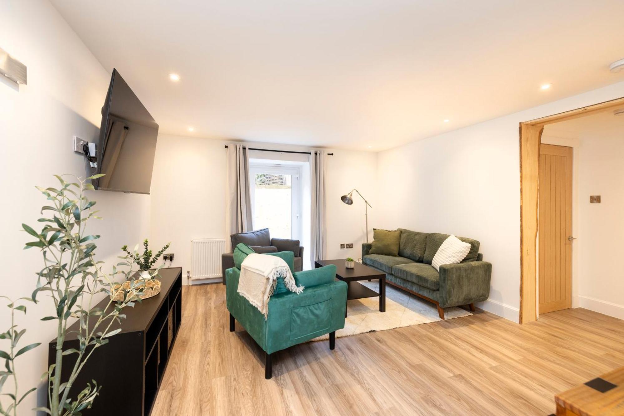 Joivy 3Br Flat In Haymarket With Free Parking EDI Exterior photo