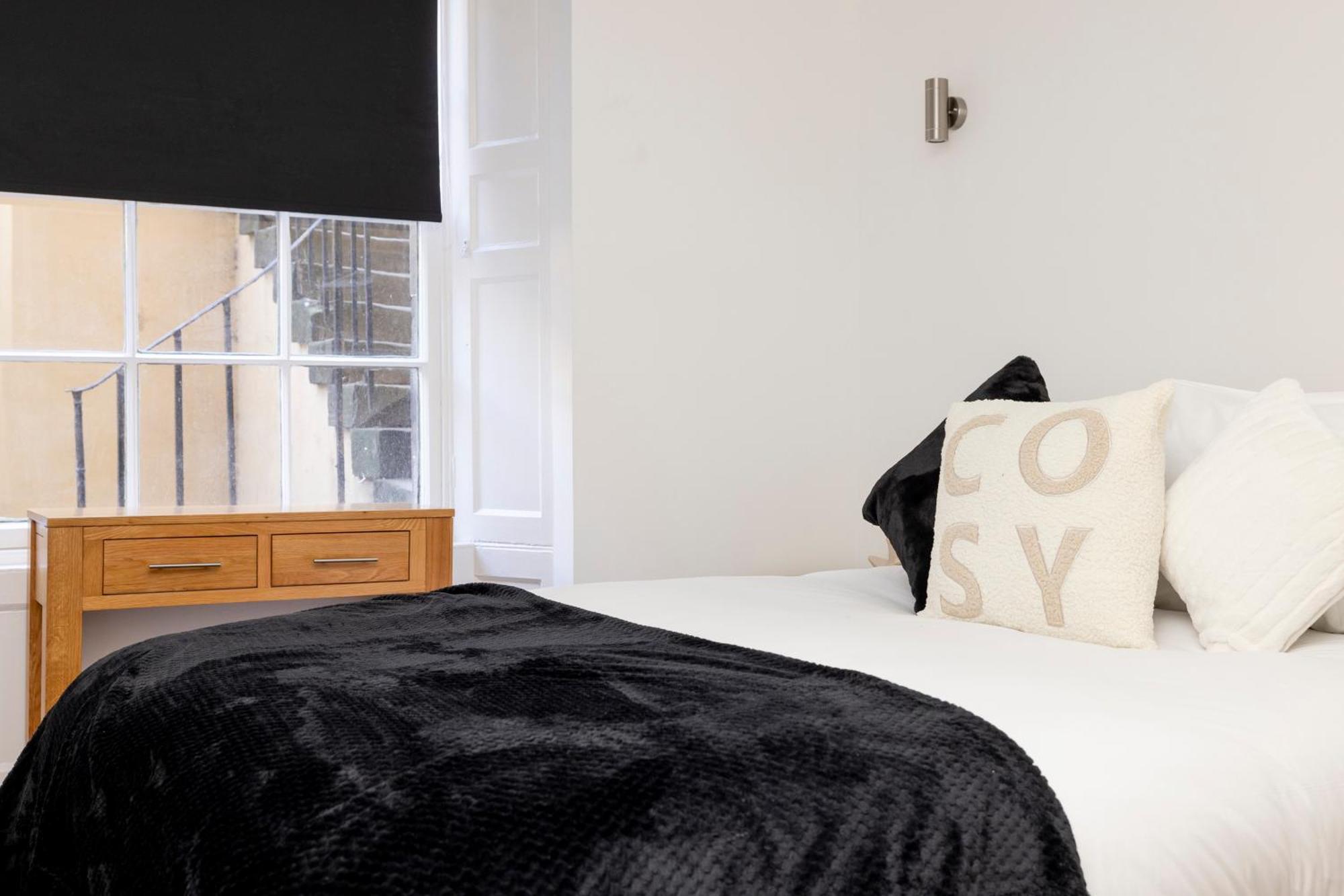 Joivy 3Br Flat In Haymarket With Free Parking EDI Exterior photo