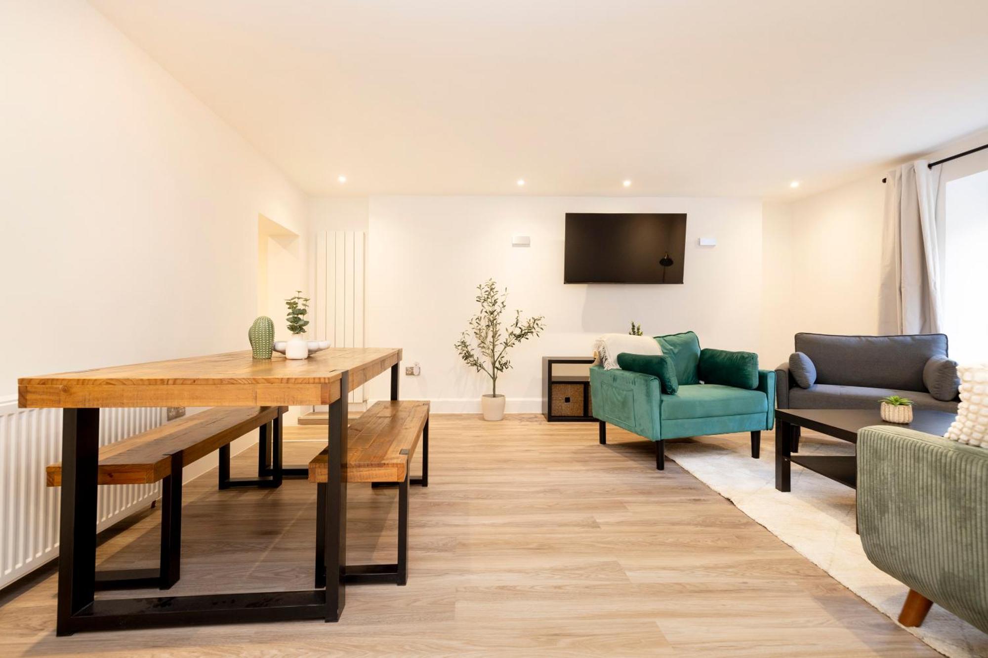 Joivy 3Br Flat In Haymarket With Free Parking EDI Exterior photo