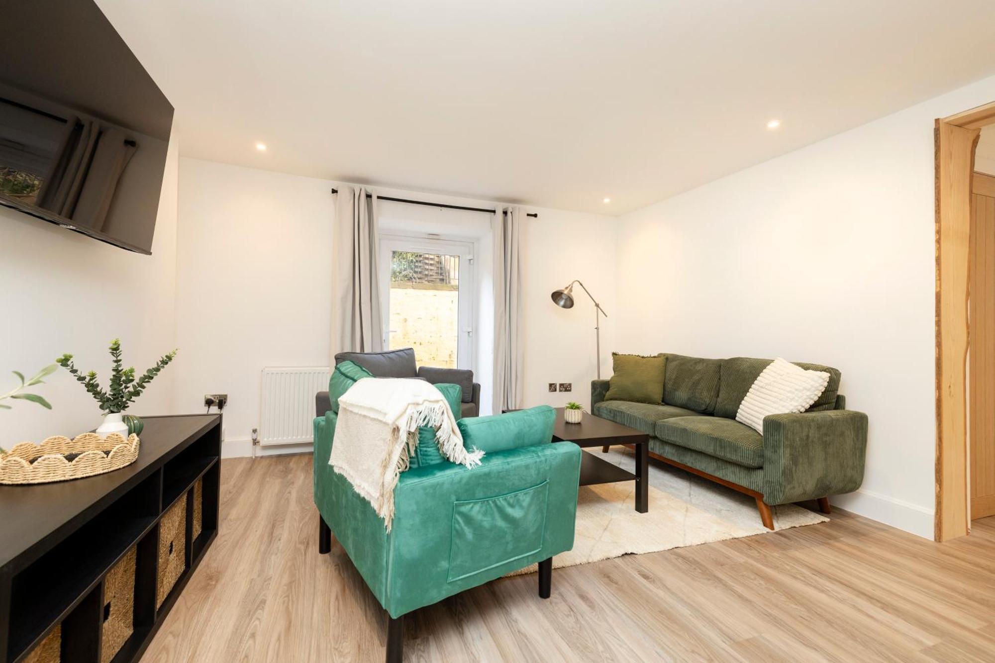 Joivy 3Br Flat In Haymarket With Free Parking EDI Exterior photo