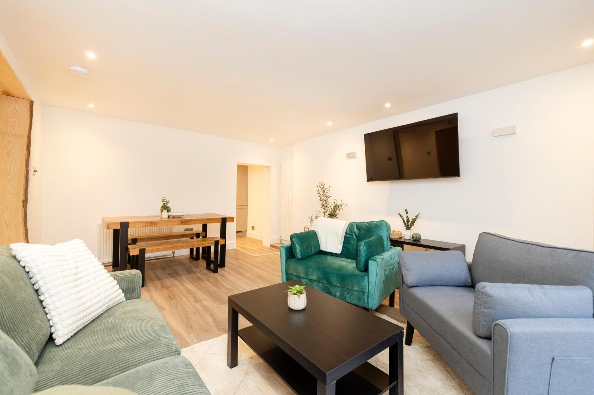 Joivy 3Br Flat In Haymarket With Free Parking EDI Exterior photo