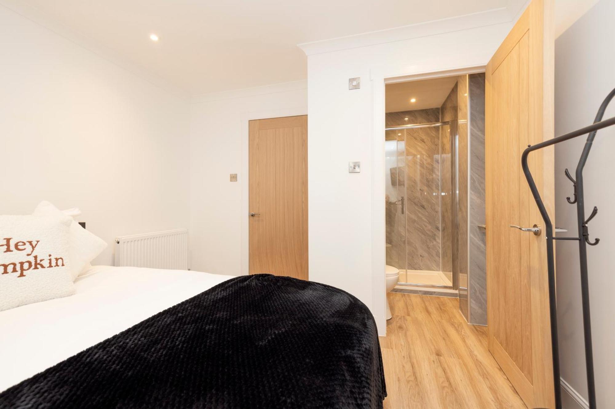 Joivy 3Br Flat In Haymarket With Free Parking EDI Exterior photo