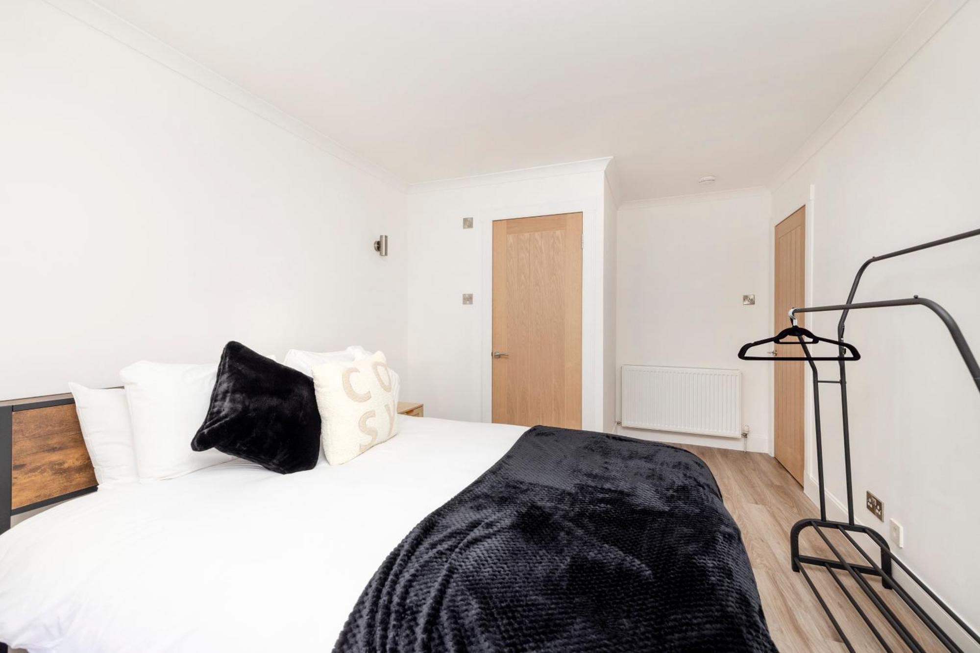 Joivy 3Br Flat In Haymarket With Free Parking EDI Exterior photo