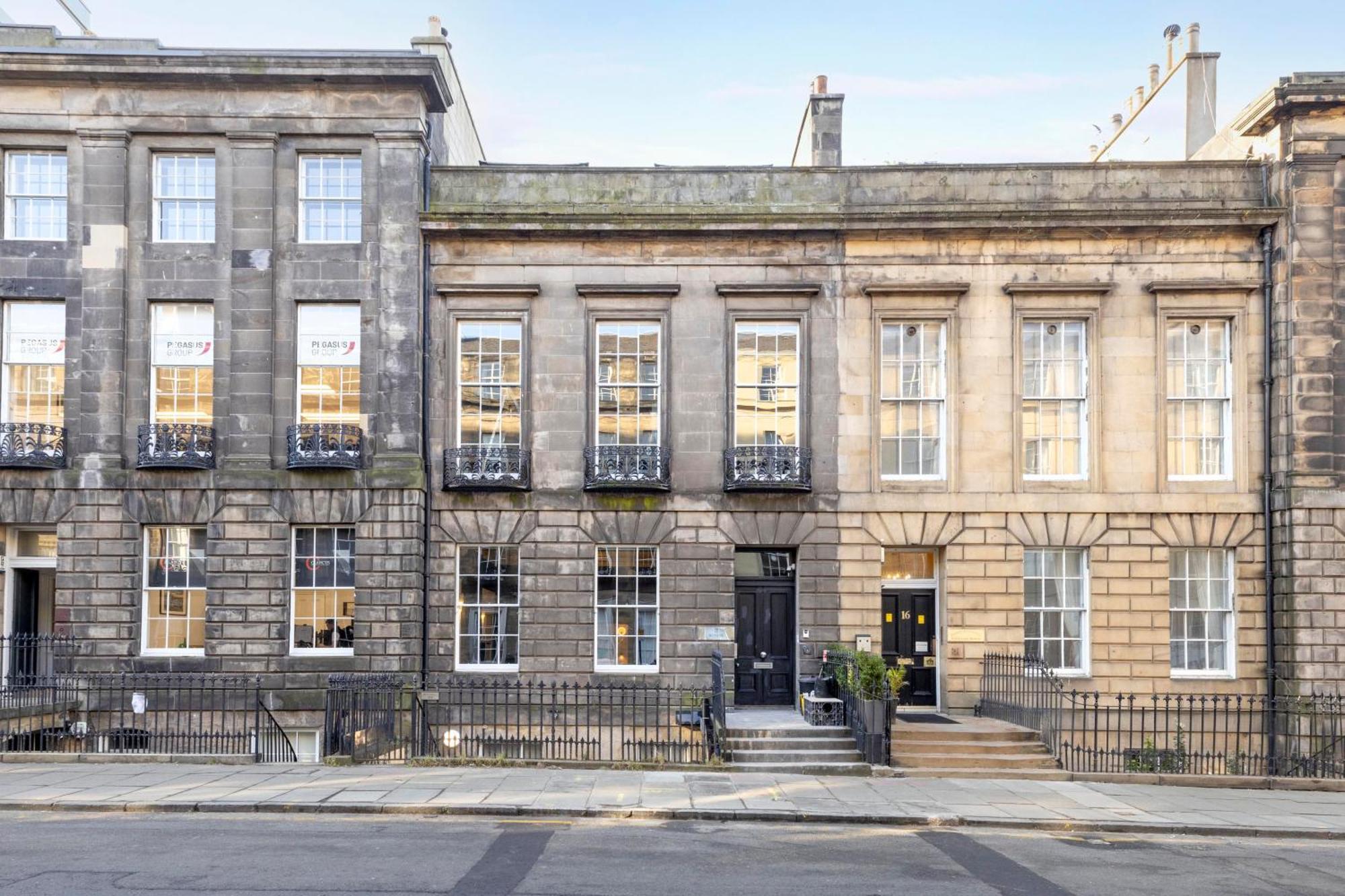 Joivy 3Br Flat In Haymarket With Free Parking EDI Exterior photo